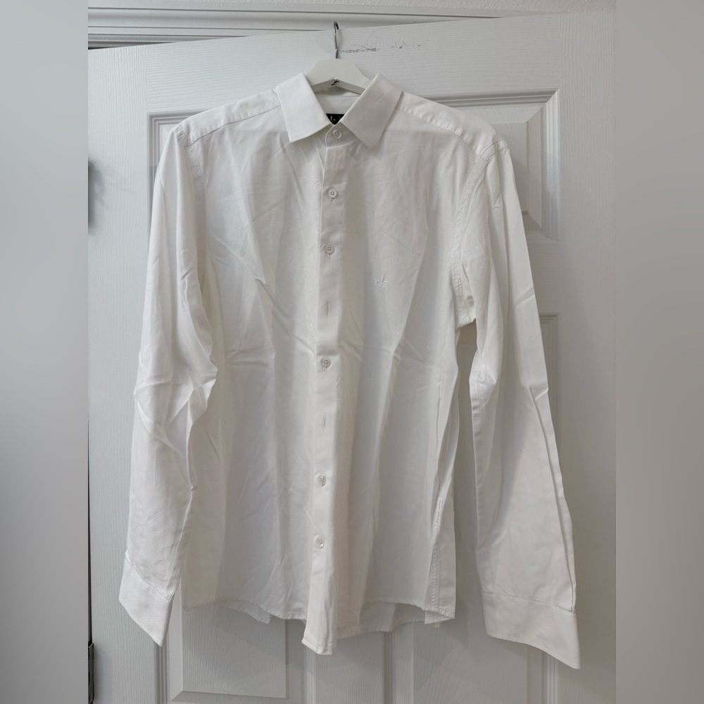 White Dress Shirt with Long Sleeves and Collared Neckline